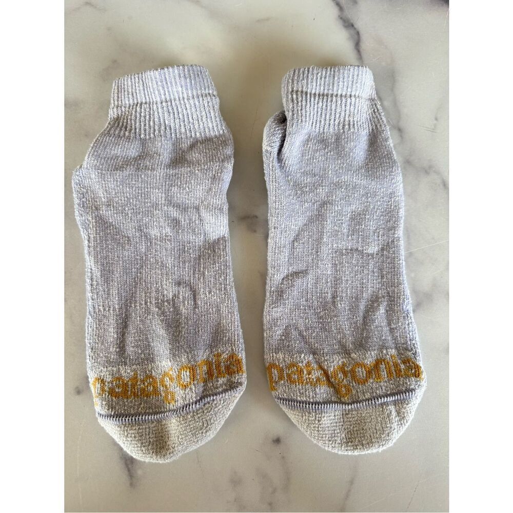 Patagonia MenโsโLow-Cut Athletic Socks โ Light Gray with Gold Logo hiking